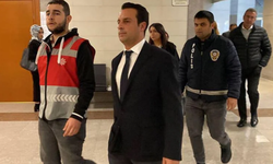 Eşini 'öldürmeye teşebbüsten' yargılanıyordu... Avukata omuz attığı için tutuklandı