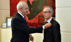 AK Parti'den CHP'ye katıldı: Rozetini Kılıçdaroğlu taktı