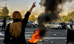 İran güçleri, kadın protestocuların cinsel organlarına ateş ediyor