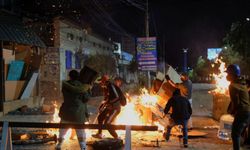 Peru’da polis protestocuların kurduğu barikatları kaldırıyor