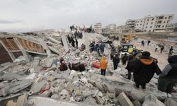 Esad acımıyor: Felaketten saatler sonra depremin bölgelerini bombaladı