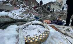 Deprem bölgesinde saat 04.17'de durdu: Yalvarırım annemi kurtarın