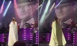 Atatürk’e bakarak şarkı söyleyen Funda Arar alkışlara boğuldu!