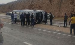 Silifke'de yolcu minibüsü devrildi: Yaralılar var