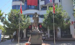 Balyozla Atatürk heykeline saldıran şüphelinin sabıkası kabarık çıktı!