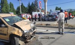 Taksi ile otomobil çarpıştı: 1 ölü, 1 yaralı