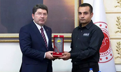 Enkazdan çıkıp insanların canını kurtaran CEKUT gönüllüsüne plaket verildi