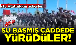 İşte Atatürk'ün askerleri! Su basmış caddede 30 Ağustos için yürüdüler