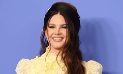Ünlü Şarkıcı Lana Del Rey, garson kıyafetiyle barda twerk yaptı!