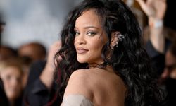 Rihanna'dan oğluyla yeni pozlar! Yeni çıkardığı emzirme sütyenini oğluyla tanıttı