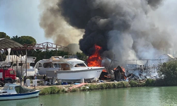 Antalya’da çıkan orman yangını, bölgedeki teknelere sıçradı