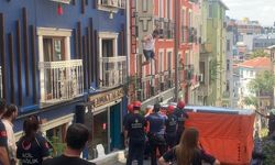 Beyoğlu'nda korkup cama çıktı, itfaiye kurtardı