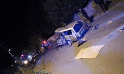 Yol kenarındaki ağaçlara çarpan otomobilin sürücüsü feci şekilde öldü