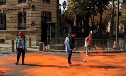 İklim aktivistleri Elysee Sarayı yakınındaki meydanı spreyle turuncuya boyadı