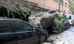 Sağanak yağış nedeniyle Zeytinburnu'nda istinat duvarı çöktü