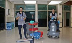2 tıp öğrencisi kendi üniversitelerinde temizlik personeli olarak çalışıyor