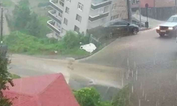 Şiddetli sağanak, Trabzon'u göle çevirdi! Vatandaşlar kapalı yerlere sığındı