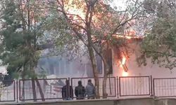 Okul çatısında yangın: 300 öğrenci tahliye edildi