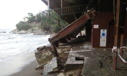 Düzce'de plajdaki tesis, fırtına ve dalgalarla yıkıldı
