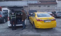 Turist almak için Türk yolcuları indiren taksici gözaltında