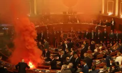 Arnavutluk'ta bütçe görüşmesi sırasında muhalefet vekili meclise sis bombası attı!