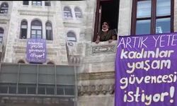 İstanbul Sözleşmesi'nin yürürlükten kaldırılmasını protesto eden kadınlar hakim karşısında