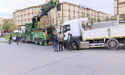 Başakşehir'de kamyon tekerleği, çöken yola gömüldü