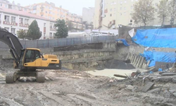 Bağcılar'da okulun yanındaki inşaatın istinat duvarı çöktü: Okul tahliye edildi