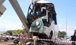 Turistleri taşıyan otobüs otomobille çarpıştı: 29 yaralı