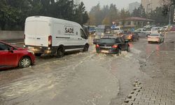 İstanbul'da yol göle döndü: taksi mahsur kaldı