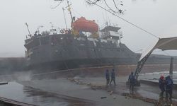 Zonguldak'ta fırtına bir gemiyi ikiye böldü!