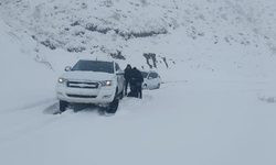Siirt'te kar nedeniyle mahsur kalan 8 araç kurtarıldı