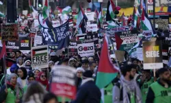 Londra'da yaklaşık 300 bin kişi Filistin'e destek amacıyla sokaklara çıktı