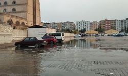 Mardin'de sağanak; cadde ve sokaklar suyla doldu