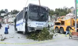 Sarıyer'de polisleri taşıyan otobüs denize düşmekten son anda kurtuldu