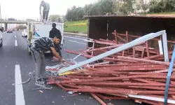 Ümraniye'de devrilen kamyonet trafik yoğunluğuna sebep oldu