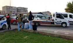 Polisten kaçan 16 yaşındaki sürücü, otomobiliyle motosikletli Yunus ekibine çarptı: 2 yaralı