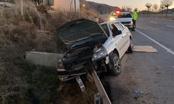 Sivas'ta, bariyerlere çarpan otomobildeki 4 kişi yaralandı