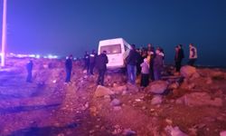 Diyarbakır’da inşaat işçilerini taşıyan minibüs tarlaya uçtu: 15 yaralı