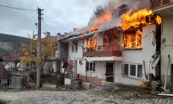 Bolu'da 2 katlı bina yandı