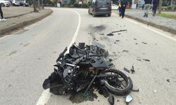 Motosiklet taksiye çarptı: 1’i ağır 2 yaralı
