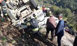 Kocaeli'de, şarampole devrilen kamyonun altında kalan sürücü öldü