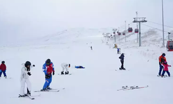 Kar yağışı etkili oldu, Erciyes'te kayak sezonu açıldı