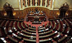 Fransa'da yeni göç yasası tasarısı sol ve sağ partilerin oylarıyla reddedildi