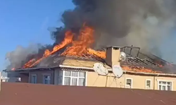 Sultanbeyli'de 3 katlı binanın çatısı alev alev yandı
