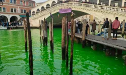İklim aktivistleri, Venedik'teki Büyük Kanal'ı yeşile boyadı