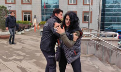 Hırsızlıktan tutuklanan kadın, çekim yapan gazetecilere saldırdı