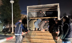 Iğdır'da aranan kamyonetin kasasından 45 Afgan kaçak göçmen çıktı