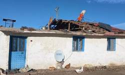 Kars'ta şiddetli rüzgar, evlerin çatısını uçurdu