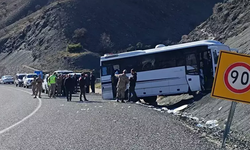 Ölümden döndüler! Midibüs yoldan çıktı, 27 yolcu yaralandı
